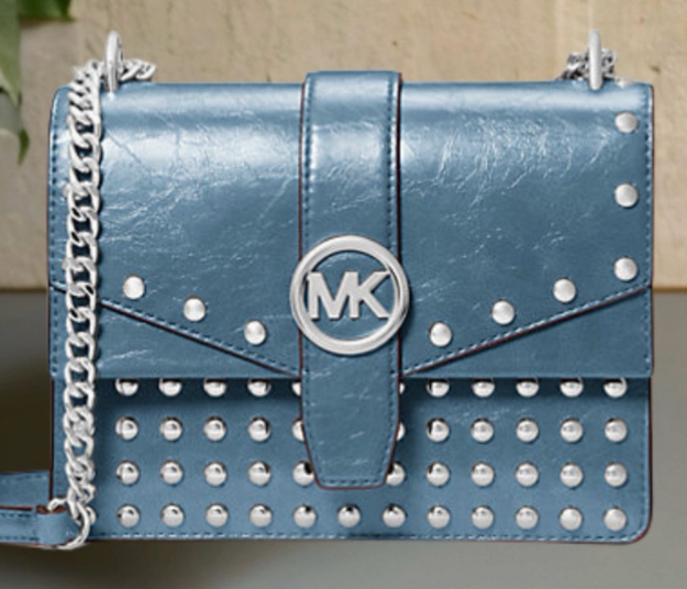 Crossbody Michael Kors Greenwich Studded azul vista frontal con cadena