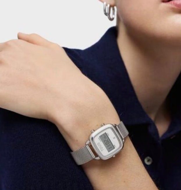 Reloj TOUS D-Bear plateado - modelo en muñeca