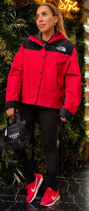 Chaqueta The North Face Mono Mountain roja - modelo look completo