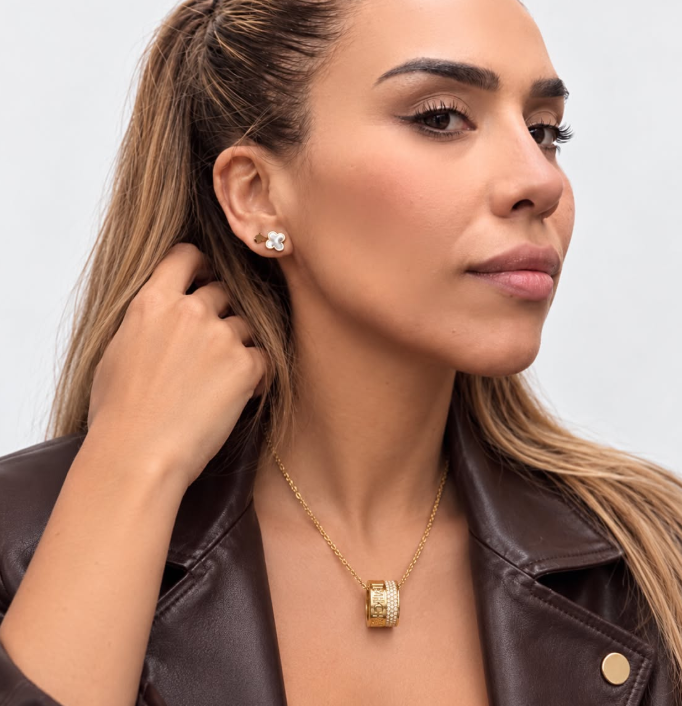 Collar Michael Kors - modelo usándolo