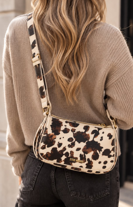 Cartera Steve Madden print vaca - modelo usándola