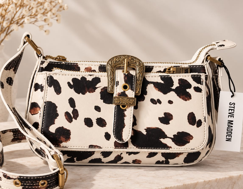 Cartera Steve Madden print vaca - vista con correa y etiqueta