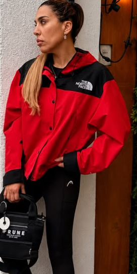Chaqueta The North Face Mono Mountain roja - modelo lateral