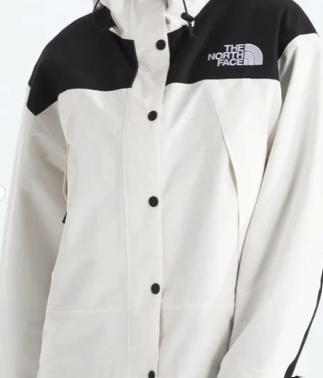Chaqueta The North Face Mono Mountain blanca - detalle frontal con logo