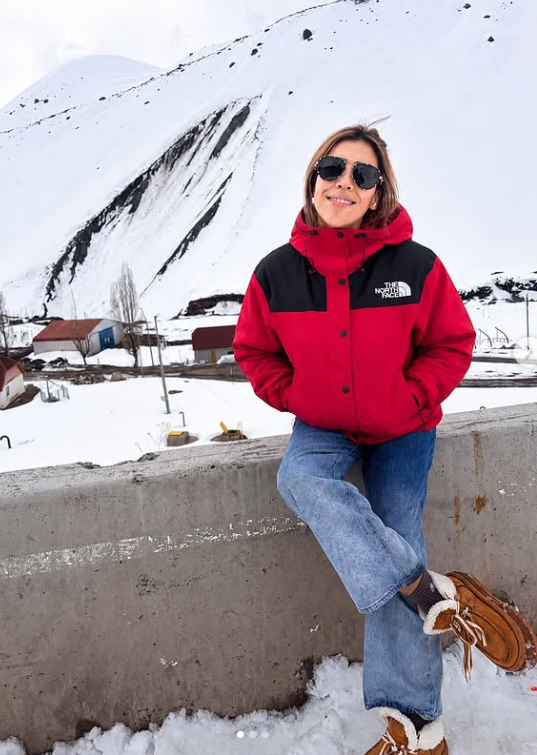 Chaqueta The North Face Mono Mountain roja - modelo en nieve