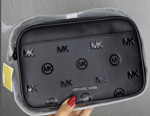 Bandolera Michael Kors Jet Set - detalle logos MK con etiqueta original