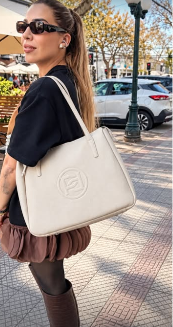 Tote Bag Prune Sign beige modelo usándola al hombro