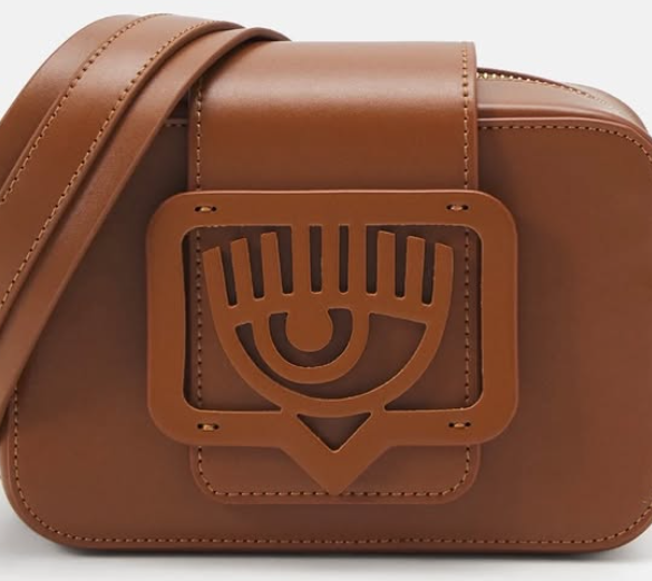 Crossbody Chiara Ferragni Eyelike camel detalle logo