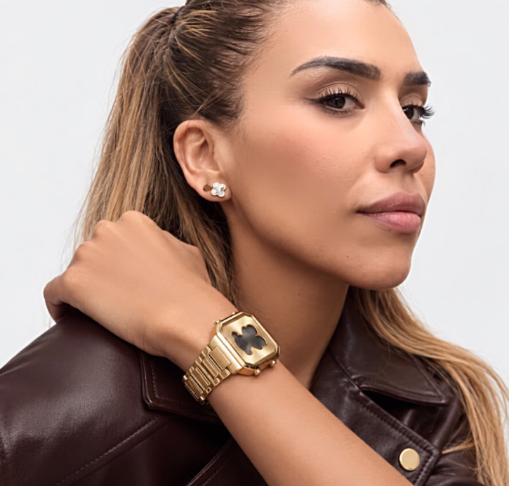 Modelo usando Reloj Digital D-BEAR acero IPG dorado - detalle muñeca