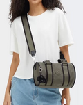 Bolso Kipling Katina verde musgo modelo usándolo cruzado