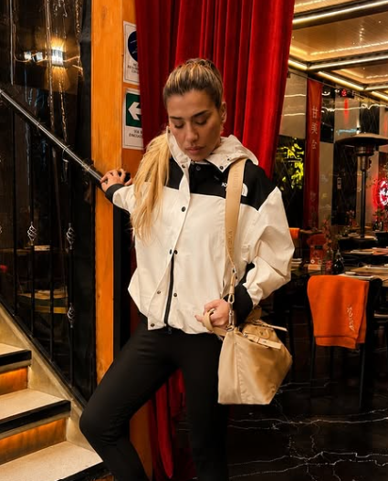Chaqueta The North Face Mono Mountain blanca - modelo look completo