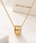 Collar Michael Kors Gold-Tone Logo Ring Pendant - vista producto