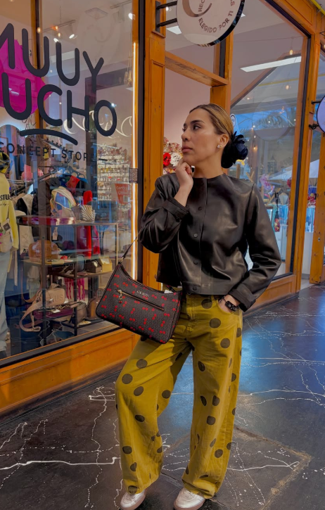 Crossbody Guess Cherry negro modelo en tienda Muuymucho