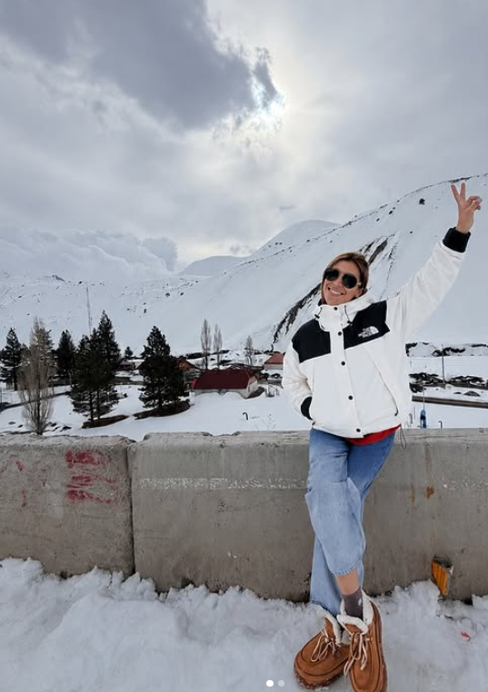 Chaqueta The North Face Mono Mountain blanca - modelo en nieve