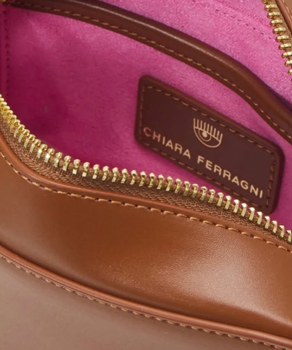 Crossbody Chiara Ferragni Eye Bag interior rosa fucsia detalle logo